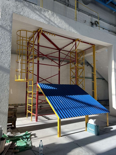 г. Новый Уренгой.  В ЧПОУ «Газпром техникум Новый Уренгой» используют тренажер "Альпинист - 02-03-2" для отработки навыков